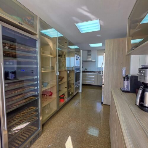 Cozinha com armários e eletros Kitchen-Aid