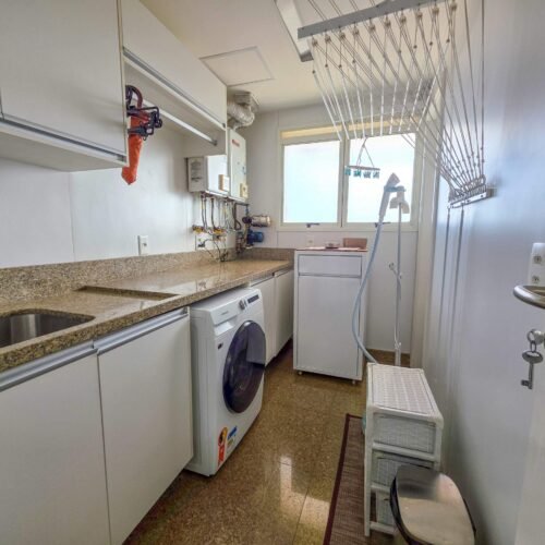 Lavanderia com quarto e banheiro de serviço