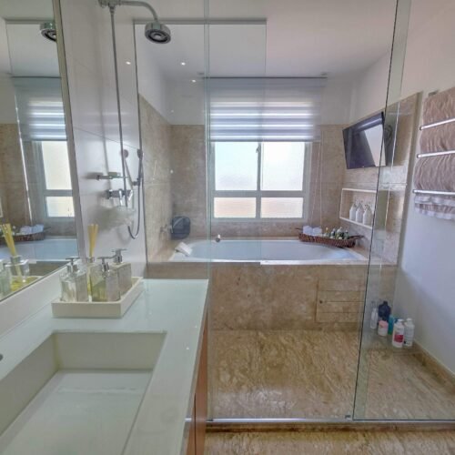 Suíte Máster com 2 banheiros e closet (6)